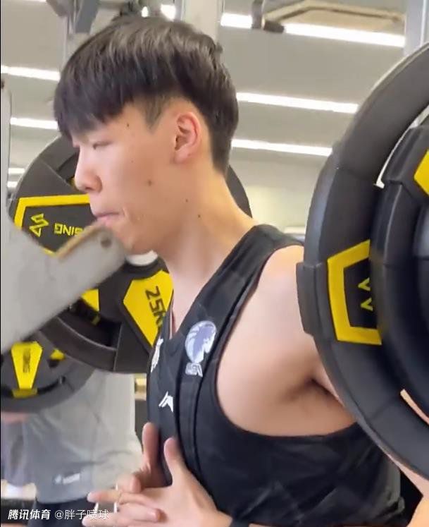 白丝美女操出白浆